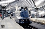 Mit ihrer Wiederinbetriebnahme 1995 erhielt 01 1102 im Aw Meinigen ihre Stromlinienverkleidung zurück, nachdem sie 21 Jahre lang in der nördlichen Bahnhofsausfahrt von Bebra an die Dampflokzeit erinnerte. Aufnahme in Köln Hbf vor Sonderzug DNR 80782. (08.06.1999) <i>Foto: Joachim Bügel</i>