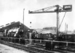 18 528 im Bw Mannheim Pbf. Anlaß des Fotos war weniger die bayrische S 3/6, sondern der moderne 1,5 t Schlackenkran der Fa. Mohr & Federhaff aus Mannheim.18 528 ist für die Zeit ungewöhnlicherweise mit "Dreilicht-Spitzensignal" ausgerüstet, was zur Signalisierung von Fahrten auf dem falschen Gleis diente. Die beim Bw Wiesbaden beheimatete Lok ist gerade 2 Jahre alt und wartet die Beförderung des "Rheingold" ab, den sie im nahen Hauptbahnhof von einer badischen IVh (Baureihe 18.3) übernehmen wird. (1930) <i>Foto: RVM</i>