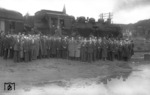 Gruppenfoto vor einer unbekannten 86 anlässlich der Streckenwiedereröffnung Kall - Schleiden, vermutlich im Bahnhof Kall/Eifel. (08.07.1948) <i>Foto: RBD Köln</i>