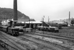 Blick in das Bw Wuppertal-Steinbeck mit einem fabrikneuen VT 95, der gerade einer intensiven Pflege unterzogen wird. Im Hintergrund passiert 01 1083 die Szenerie mit einem Personenzug in Richtung Hagen. (09.08.1956) <i>Foto: BD Wuppertal (Säuberlich)</i>