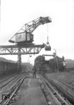 50 232 und 50 1009 an der Bekohlungsanlage des Bw Oberhausen Osterfeld-Süd (02.1959) <i>Foto: Slg. Eisenbahnstiftung</i>