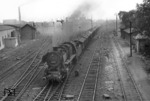 50 695 (Bw Hamm) verlässt mit einem Güterzug aus neuen Tads-Wagen den Bahnhof Dortmund Rbf. (1960) <i>Foto: Willi Marotz</i>