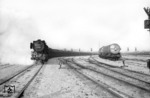 50 1582 wartet im Bahnhof Duisburg-Ruhrort Hafen auf Ausfahrt. (21.01.1966) <i>Foto: Willi Marotz</i>
