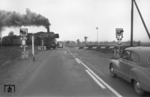 50 2920 passiert mit einem Nahgüterzug nach Dieringhausen einen Bahnübergang bei Porz-Heumar. (1960) <i>Foto: Fischer</i>
