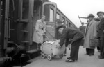 Hilfestellung durch einen freundlichen Zugschaffner im Bahnhof Rheine. (16.05.1952) <i>Foto: Slg. Eisenbahnstiftung</i>