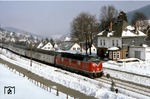 221 122 durchfährt mit Wintersportzug EWi 28007 nach Winterberg den Bahnhof Silbach. (19.02.1984) <i>Foto: Joachim Bügel</i>