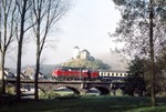 215 030 mit Sonderzug Er 25339 auf der Ahrbrücke vor Kreuzberg. (27.10.1984) <i>Foto: Wolfgang Bügel</i>