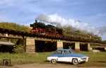 Im Rahmen einer Plandampfveranstaltung überquert 38 1182 vor N 8309 die Elsterbrücke in Gera-Liebschwitz. (10.10.1993) <i>Foto: Wolfgang Bügel</i>