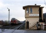 221 109 erhält mit Lr 37137 (Trier - Münster) freie Fahrt an der Blockstelle Katzvey zwischen Mechernich und Euskirchen. (15.04.1985) <i>Foto: Joachim Bügel</i>