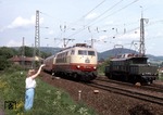 Der durchfahrende IC 624 mit 103 202 wird im Bahnhof Laufach begrüßt. Rechts wartet 194 584 auf den nächsten Schubeinsatz. (20.05.1981) <i>Foto: Joachim Bügel</i>
