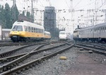 403 005 als Lufthansa-Airport-Express und 410 001 (Erprobungsträger des ICE) begegnen sich im Vorfeld des Kölner Hauptbahnhofs. (29.06.1987) <i>Foto: Joachim Bügel</i>