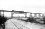 Ein unbekannter ETA 150 überquert die Rendsburger Hochbrücke. Es handelt sich vermutlich um die Zugleistung des Pt 1264 von Kiel nach Husum. (13.01.1959) <i>Foto: Walter Hollnagel</i>