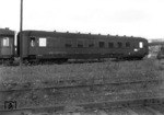 2. Klasse Schürzenwagen (17572 München) im Aw Opladen. (1954) <i>Foto: Slg. Eisenbahnstiftung</i>