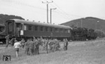 Belgische Soldaten warten im Gleisanschluss Höddelbusch (Eifel) auf die Fertigstellung ihres Militärzuges. (18.07.1975) <i>Foto: Joachim Bügel</i>