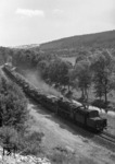 050 190-8 (50 190) befördert einen belgischen Militärzug bei Gemünd in der Eifel. (18.07.1975) <i>Foto: Joachim Bügel</i>