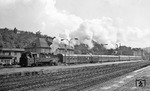 Ein schöner Blick auf die damals noch weitläufig vorhandenen Bahnhofsanlagen von Aue (Sachs) mit der ausfahrenden 86 1615 am D 764. (09.1975) <i>Foto: Burkhard Wollny</i>