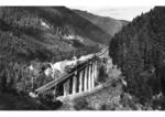 E 244 31 mit einer unbekannten 85 als Schiebelok auf dem Ravennaviadukt bei Höllsteig (Höllentalbahn). Im Vordergrund die Reste der alten Ravennabrücke. (1937) <i>Foto: RVM</i>