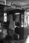 Bahnsteigsperre im Bahnhof Flensburg. (1955) <i>Foto: Walter Hollnagel</i>