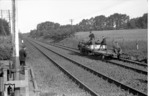 Rottenkraftwagen der Bahnmeisterei Lüneburg auf Falschfahrt bei Bienenbüttel (Strecke Uelzen - Lüneburg). (12.09.1952) <i>Foto: Walter Hollnagel</i>