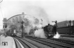 01 016 in Berlin Anhalter Bahnhof. Links wartet die stromlinienverkleidete 01 1053. (1940) <i>Foto: Slg. Eisenbahnstiftung</i>