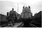 05 002 und 17 1106 im Bw Hamburg-Altona. Die 05 trägt Meßeinrichtungen zur Vorbereitung von Meßfahrten auf der Strecke Hamburg - Berlin. (04.1936) <i>Foto: Walter Hollnagel</i>