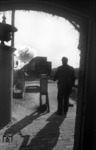Im morgendlichen Gegenlicht passiert 50 055 mit einem Güterzug den Schrankenposten 17 bei Meldorf. (02.1955) <i>Foto: Walter Hollnagel</i>