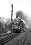 56 2205 rauscht am Einfahrsignal von Friedrichsruh (Strecke Hamburg - Büchen) vorbei. (1938) <i>Foto: Walter Hollnagel</i>
