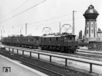 Von den insgesamt 23 gebauten Maschinen der Baureihe E 04 verblieben nach dem Zweiten Weltkrieg  15 Lokomotiven im Gebiet der Deutschen Reichsbahn der DDR. Auch wenn die Fahrzeuge auf dem Bild wie eine Vorkriegsaufnahme anmuten, entstand die Aufnahme Mitte der 1950er Jahre in Köthen (Anhalt).  (1955) <i>Foto: H. Dreyer</i>