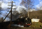 62 015 passiert den Schrankenposten 21 bei Oberrohn (Strecke Eisenach - Meiningen). (05.12.1990) <i>Foto: Wolfgang Bügel</i>
