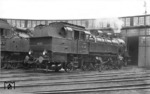 Reinigungsarbeiten am Triebwerk der 93 901 im Bw Brügge/Westfalen. (10.04.1932) <i>Foto: DLA Darmstadt</i>
