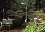 194 582 wartet nach vollendeter Schiebeleistung auf Rückfahrt am Schwarzkofftunnel bei Heigenbrücken. (20.05.1981) <i>Foto: Joachim Bügel</i>