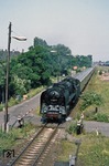 01 2207 mit D 673 in Berlin-Schöneweide auf der nebenbahnähnlichen Umfahrung des Schöneweider Güterbahnhofs auf dem Weg nach Dresden. (30.07.1977) <i>Foto: Wolfgang Bügel</i>