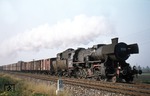 ÖBB 52.1591 (Bw Straßhof) mit einem Güterzug nach Hohenau bei Drösing im Weinviertel. (29.09.1975) <i>Foto: Peter Schiffer</i>