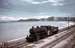 Eine 735 der italienischen Staatsbahn sonnt sich an der Adria in Ancona. (07.1944) <i>Foto: Walter Hollnagel</i>