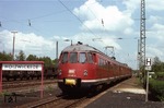 Über Jahrzehnte prägten die Triebwagen der Baureihe ET 30 den Nahverkehr im Ruhrgebiet. In der alten Farbgebung läuft 430 420 als Nt 5665 in den Bahnhof Holzwickede ein.  (02.06.1984) <i>Foto: Wolfgang Bügel</i>