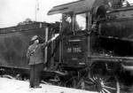 Übergabe der Zugpapiere vom Zugführer an den Lokführer der 38 1864 vom Bw Sommerfeld (RBD Breslau). (1930) <i>Foto: RVM</i>