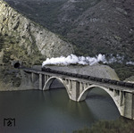 Ein beladener Zug unterwegs auf der spanischen Kohlebahn Ponferrada - Villablino am Barcena Reservoir des Rio Sil. (1973) <i>Foto: Chris Deamer</i>