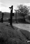 Anrufschranke mit Handglocke bei Schwäbisch Hall-Hessental. (1955) <i>Foto: Slg. Eisenbahnstiftung</i>