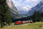 Die ehemalige Brig-Visp-Zermatt-Bahn (BVZ) hat landschaftlich und betrieblich viel zu bieten. Bis 1990 kamen täglich in der Regel drei Krokodile der 1929/30 ausgelieferten Reihe HGe 4/4 I zum Einsatz. Lok 13, die in etwa 1.300 m Meereshöhe auf dem Zahnstangenabschnitt oberhalb von Herbriggen mit einem Güterzug nach Zermatt unterwegs ist, existiert heute nicht mehr. Lediglich die Loks 15 und 16 blieben museal erhalten. Nach dem Bergsturz von 1991 wurde der Abschnitt Herbriggen – Randa teilweise völlig neu trassiert.  (07.1988) <i>Foto: Ludger Kenning</i>