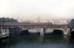 Ein VT 08 auf der Lombardsbrücke zwischen Hamburg Hbf und Dammtor. (06.05.1959) <i>Foto: Walter Hollnagel</i>
