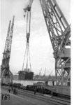 Umschlag eines Trafos auf einen 10-achsigen Spezialwagen im Hamburger Hafen. (11.06.1958) <i>Foto: Walter Hollnagel</i>