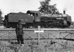 38 2751 und Soldatengräber in der Nähe von Dnjepropetrowsk. In der Bildberichterstattung gab es grundsätzlich keine Abbildungen von toten oder verstümmelten Soldaten, denn eine klare Order an die Fotografen war die Darstellung der Eisenbahn im ruhmreichen Einsatz. Dazu gehörten zwar Heldengräber, nicht aber die unmittelbare Konfrontation im Kampfgeschehen. Eine solche Inszenierung der beigesetzten Eisenbahner passte dagegen ins Schema, so konnte den Hinterbliebenen die würdige Beisetzung ihrer Lieben vorgegaukelt werden. (1943) <i>Foto: RVM (Ittenbach)</i>