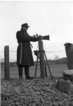 Absicherung einer Gleisbaustelle durch einen Sicherungsposten bei Eutin. (19.04.1956) <i>Foto: Walter Hollnagel</i>