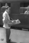 Süßigkeitenverkäufer auf dem Bahnsteig in Hamburg Hbf. (07.1956) <i>Foto: Walter Hollnagel</i>