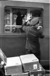 Gepäckverladung durch das offene Abteilfenster am Interzonenzug in Hamburg Hbf. (07.1956) <i>Foto: Walter Hollnagel</i>
