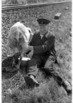 Bundesbahnobersekretär Dierks beim Schafemelken an seinem Schrankenposten bei Prisdorf (Marschbahn). (09.07.1956) <i>Foto: Walter Hollnagel</i>