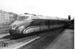 Der Nachtgliederzug "Komet" der DSG (VT 10 551) verkehrte als FT 49/50 zwischen Basel und Hamburg-Altona, hier bei der Einfahrt in den Bahnhof Altona. (10.07.1954) <i>Foto: Walter Hollnagel</i>