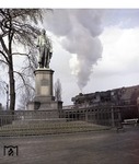 01 1001 passiert das Schiller-Denkmal in Hamburg-Dammtor. (02.05.1958) <i>Foto: Walter Hollnagel</i>