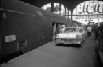 Der Vorläufer des Autoreisezugs mit Bahnsteigverladung in Hamburg-Altona. (06.1958) <i>Foto: Walter Hollnagel</i>