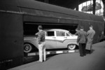 Verladung eines Ford Straßenkreuzers in den Autotransport-Wagen des Autoreisezuges "Komet" (Hamburg-Altona - Hameln - Basel - Chiasso) auf dem Bahnsteig Gleis 5/6 in Hamburg-Altona. (06.1958) <i>Foto: Walter Hollnagel</i>